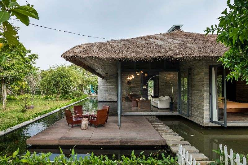 Mẫu 4 – Nhà mái lá kết hợp bê tông